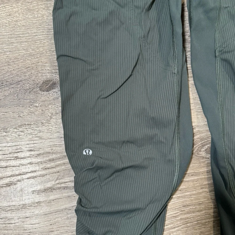 Lululemon Dance Studio Mid-Rise Jogger cropped Length Size 4 - Picture 4 of 8